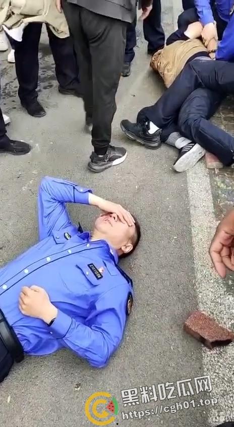 沈阳鲁园大爷板砖掀飞城管现场！暴躁大爷板砖教训嚣张城管 当场脑袋开瓢 东北大爷就是彪悍-4