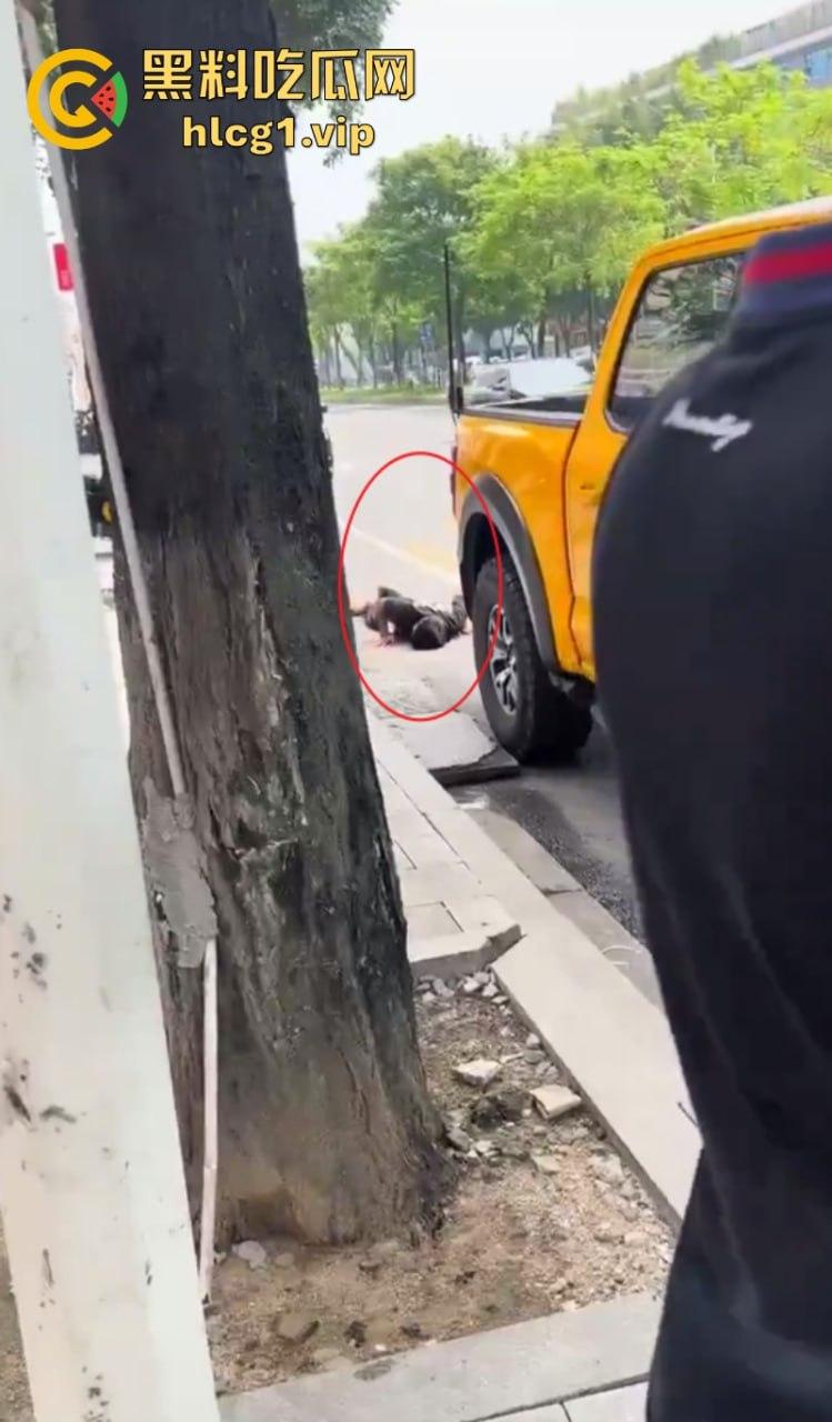 悲催!广州一快递小哥逆行撞到一豪车后 冲向过往车辆自残！-3