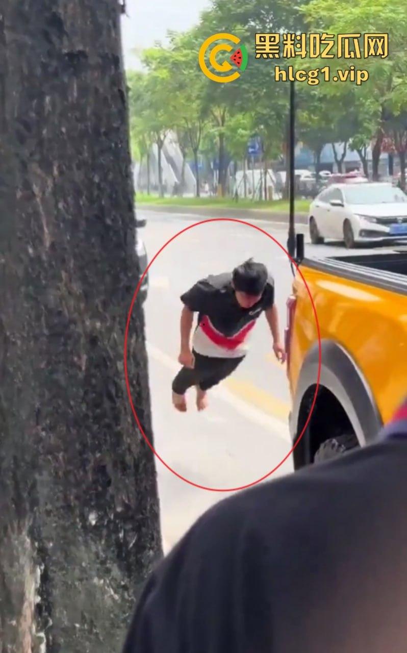 悲催!广州一快递小哥逆行撞到一豪车后 冲向过往车辆自残！-9