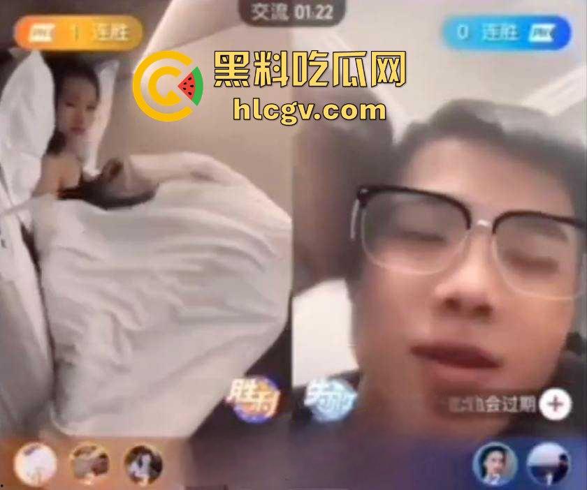 快手骚主播玩得花！一边打PK一边跟男人啪啪，叫床喊得嗓子都哑了这叫赚钱也要爽着来，高兴得脚都蹬床！-2