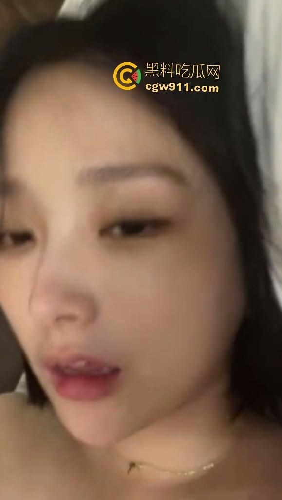 你的心动女神被金主爸爸当贱货，酒店视频自慰发骚舔鸡巴，腿直并拢被压操到高潮，眼神让人鸡巴膨胀！-1