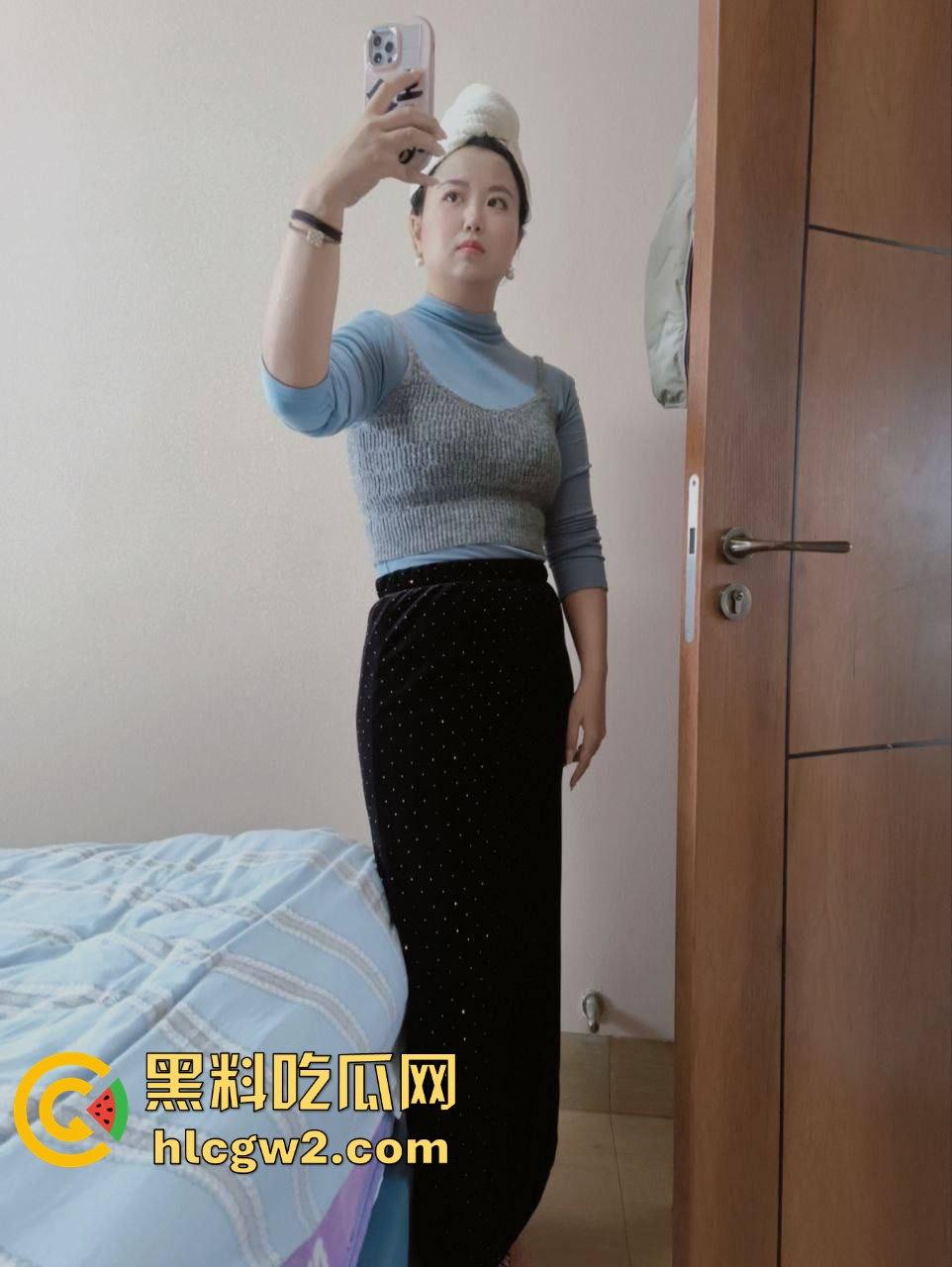 群友独家爆料极品人妻【何丽娜】调教大瓜！婚纱肥臀被玩弄，羞耻姿势曝光，肥臀晃动如母狗献礼！-12