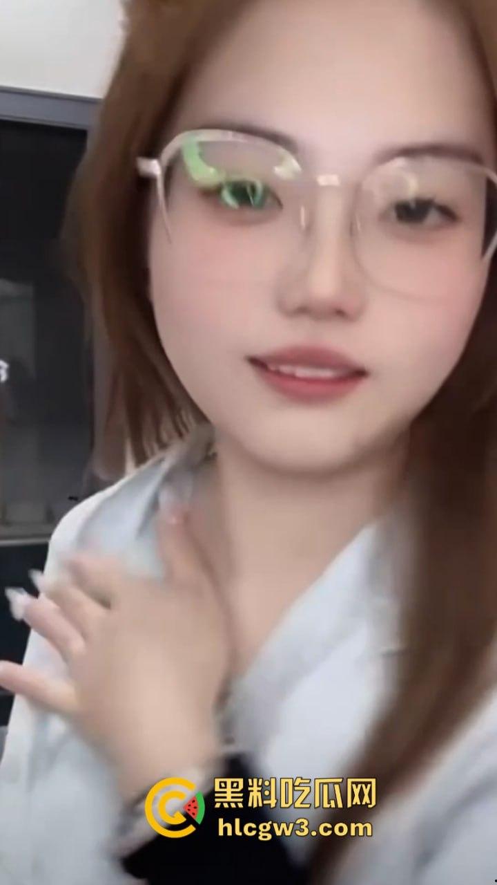 抖音美女主播露点合集 摘下项链让观众看美胸 直播间瞬间爆火-1