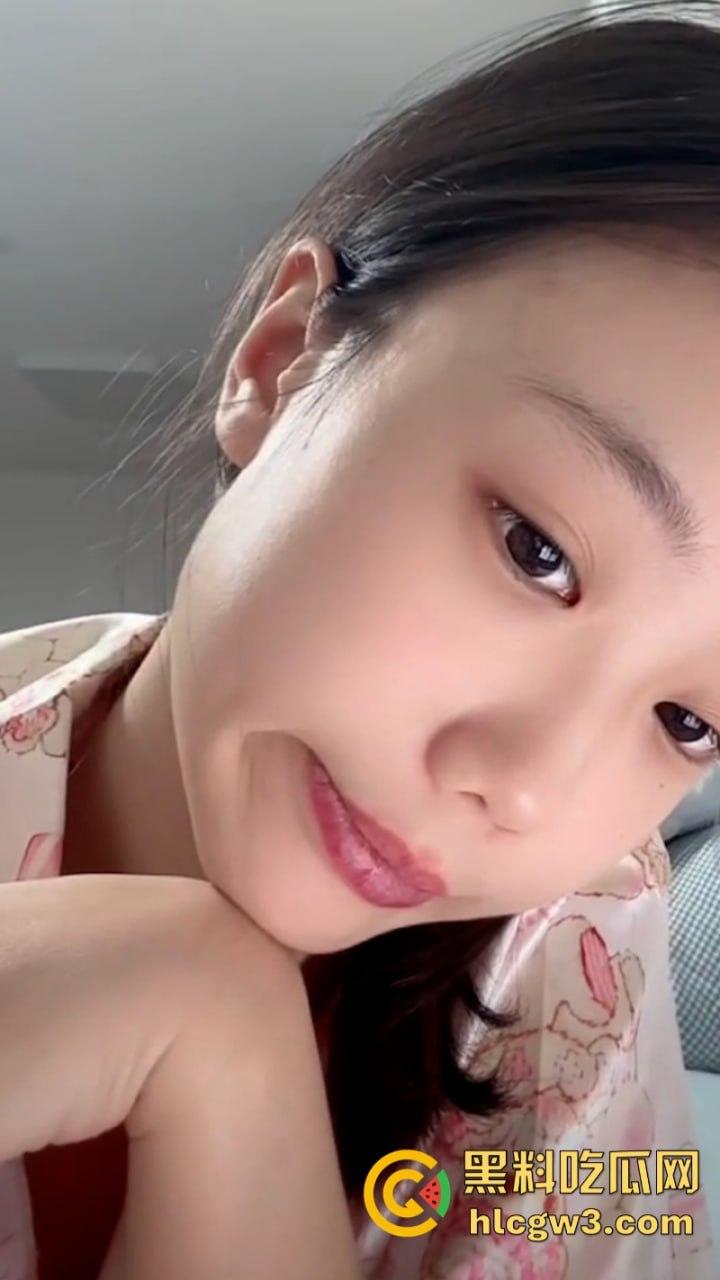 抖音美女主播露点合集 摘下项链让观众看美胸 直播间瞬间爆火-5