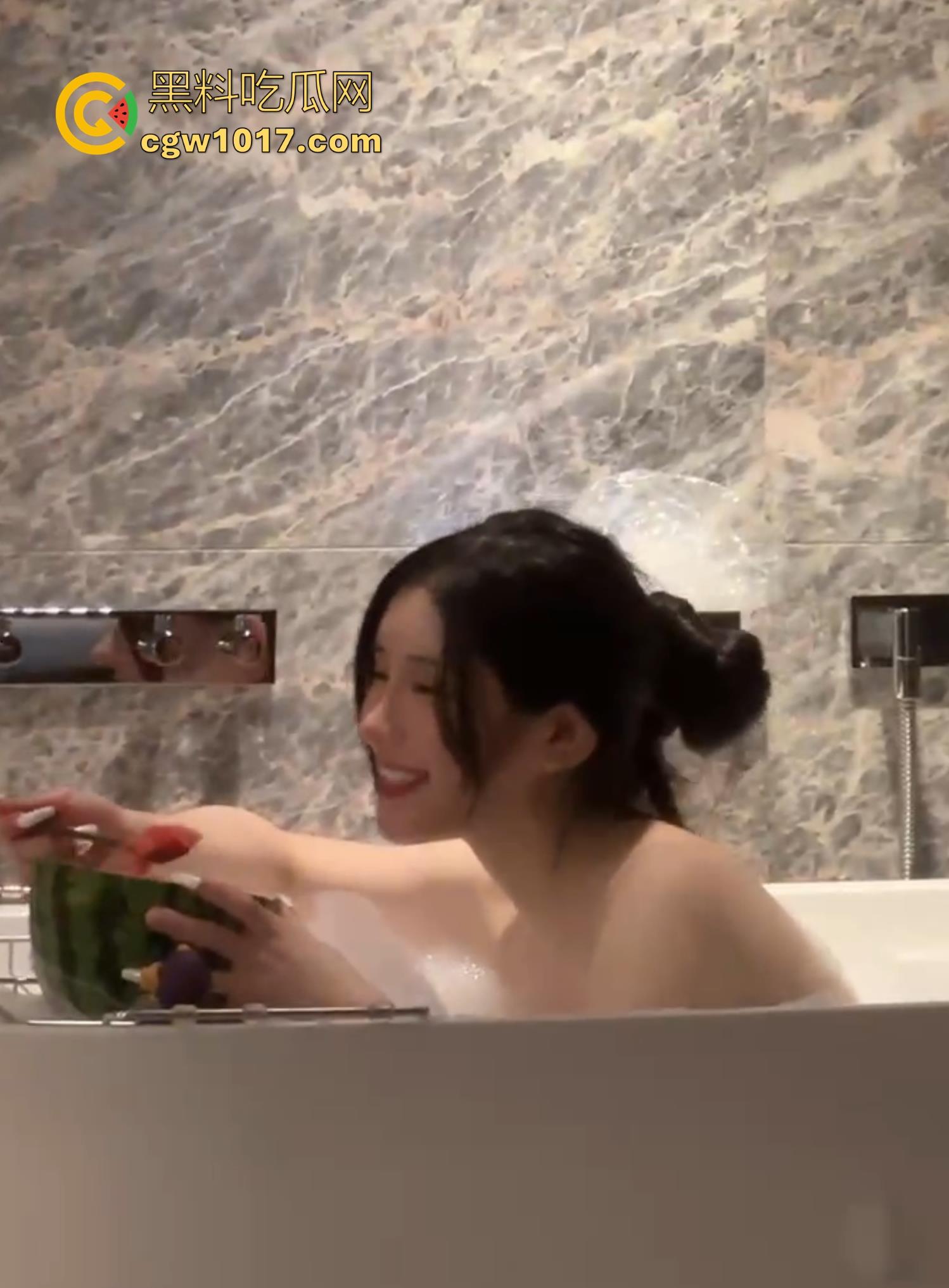 蛋仔cp奔现，高颜值女大大哥反而不敢无套，不知道深浅，深夜紧急外卖，你自己不早点准备怪谁呀，人家都等着呢！-4