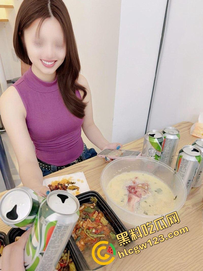 酒桌一杯黄汤下肚嫂子就躺平，海角乱伦哥没想到计划白做。原本计划慢慢钓，结果一杯下去自己把逼端上来！-4