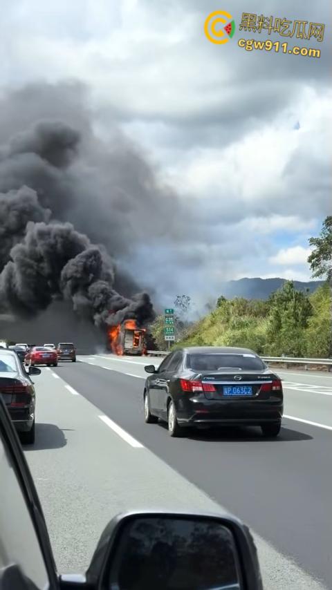 济广高速河源段货车烧成火球，黑烟滚滚堵死路，最后烧的只剩躯壳，幸亏没有爆炸，救援已到愿人平安！-1