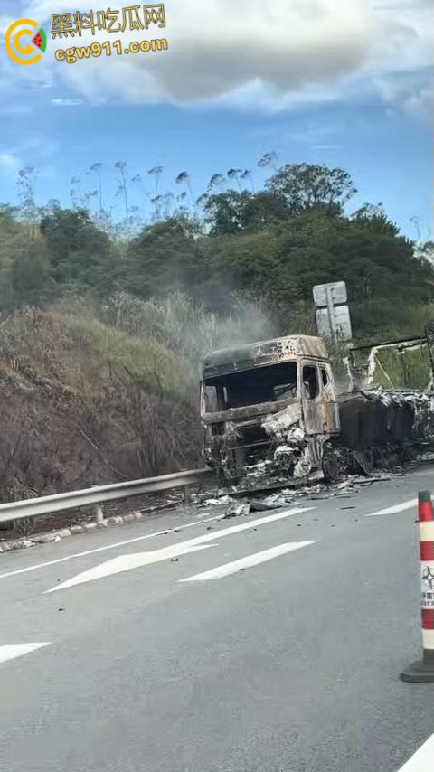 济广高速河源段货车烧成火球，黑烟滚滚堵死路，最后烧的只剩躯壳，幸亏没有爆炸，救援已到愿人平安！-7