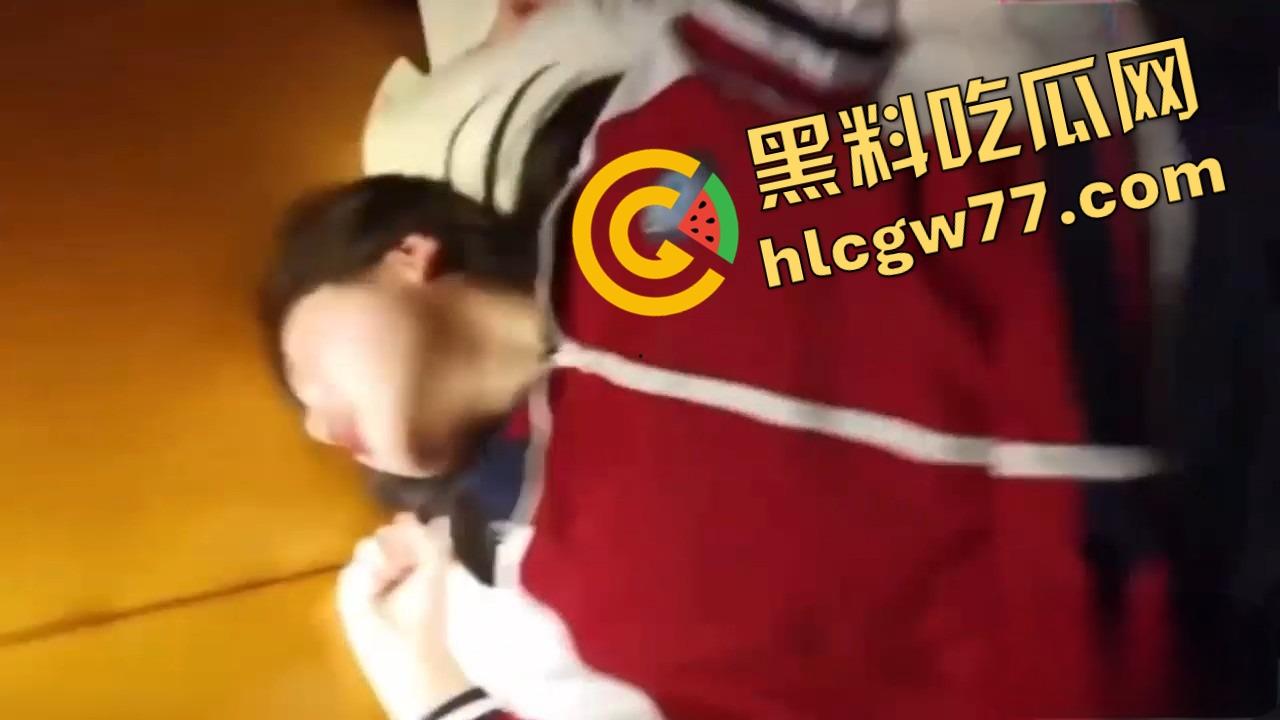 湖南岳麓小母狗『许梦瑶』劈腿卖逼，校服肥臀被后入100块随便操，男友还当舔狗帮拍抖音！-9