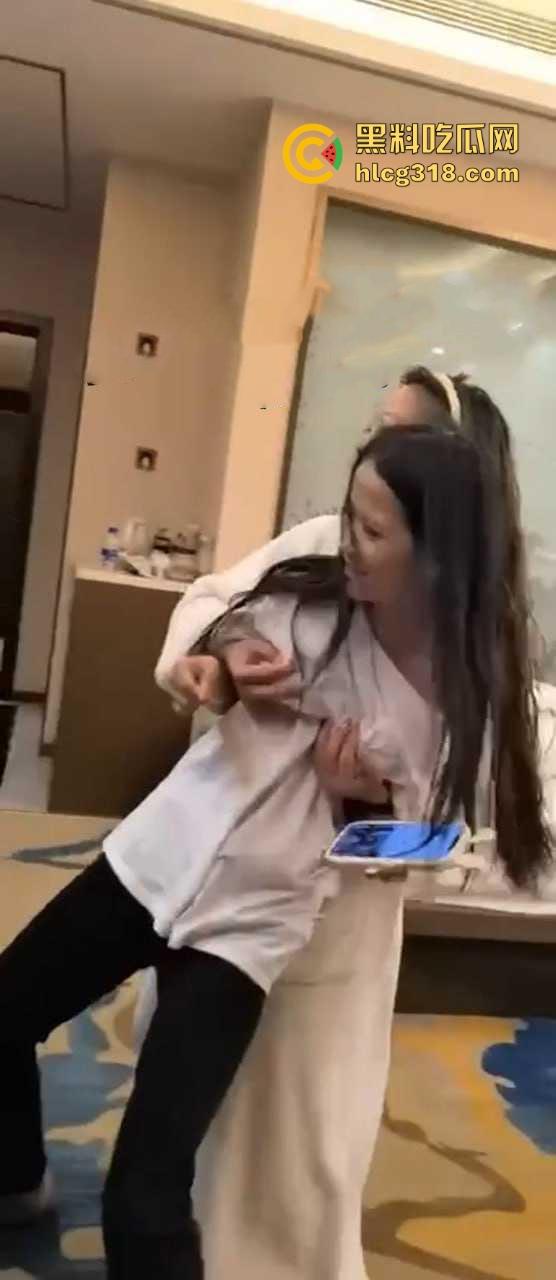 快手精神小网红【发财树】漏奶视频曝光，玩到疯癫自信漏奶，你别说奶子还挺挺的！-8