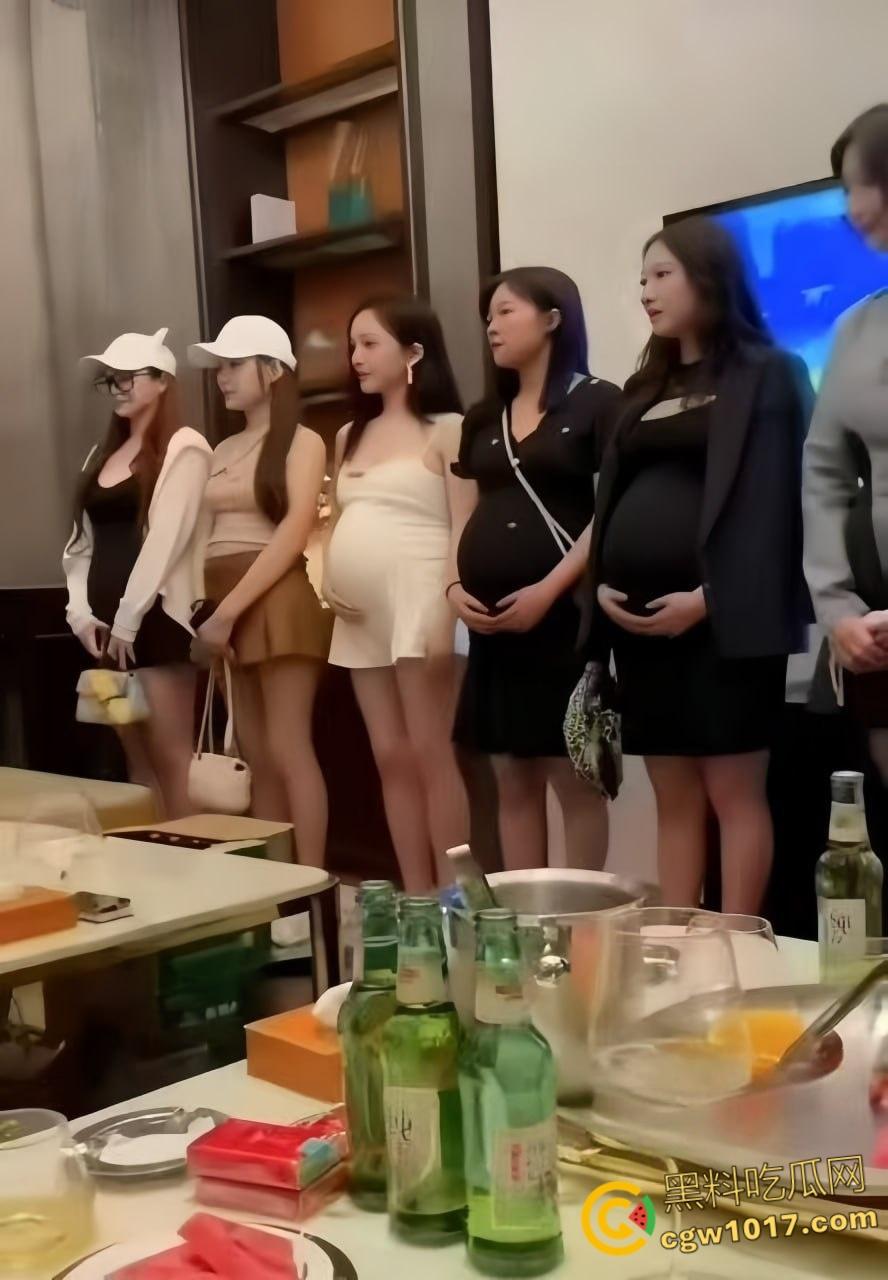 商务KTV惊见孕妇站台，高颜孕妇被金主2000拿下，乳房胀满奶水被疯狂爆操，大肚子妈妈为了奶粉豁出去了！-3
