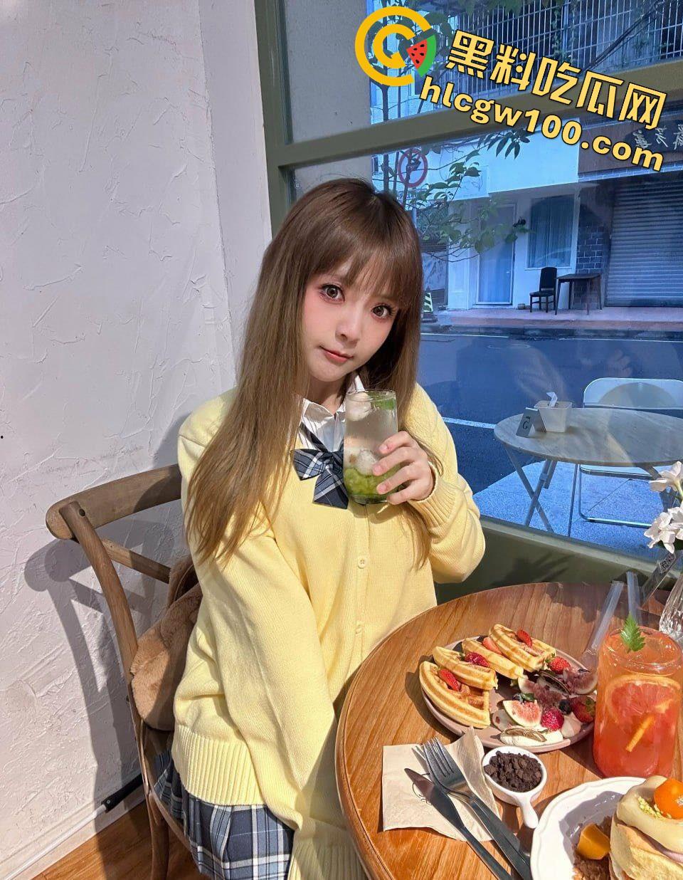 上海视觉艺术学院顶级美女【白语汐】，挺拔的酥胸，白虎嫩穴完美的不像真人-2