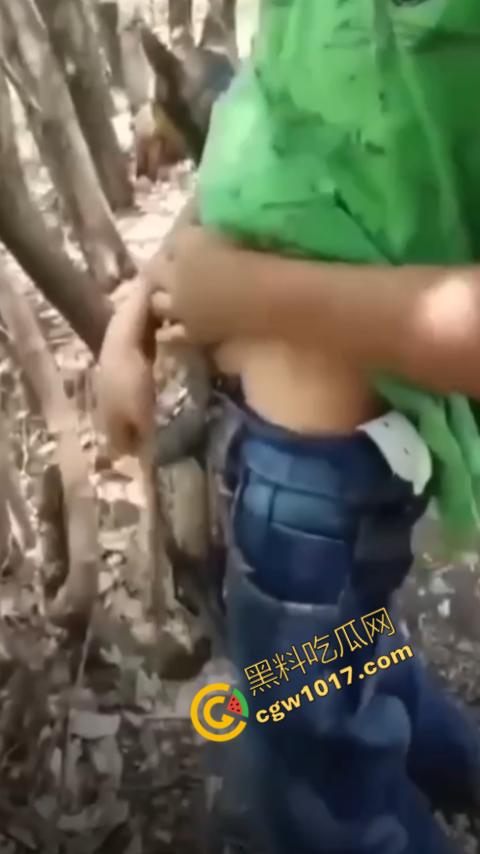 印度阿三享受变态玩乐：鸡巴爆操蜥蜴嫩穴，直到精液喷涌，炫耀异样快感，震撼画面引无数网民围观-7