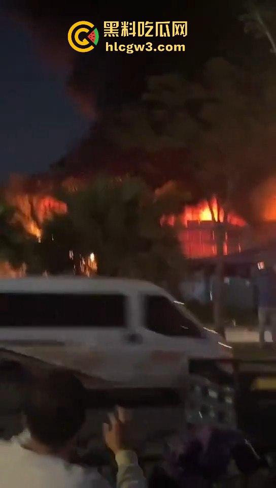 广州石井大道石丰花园煤气爆炸起火，现场多辆消防车救援，爆炸气浪把消防员吹倒！-6