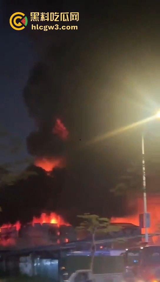 广州石井大道石丰花园煤气爆炸起火，现场多辆消防车救援，爆炸气浪把消防员吹倒！-7