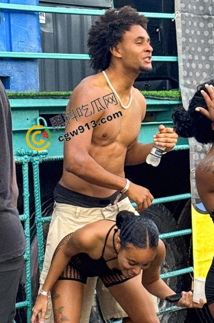 火热大曝光！曼联球星齐尔克泽球场外激战，与性感女郎酒店激战，三洞齐开，画面堪比岛国大片-2