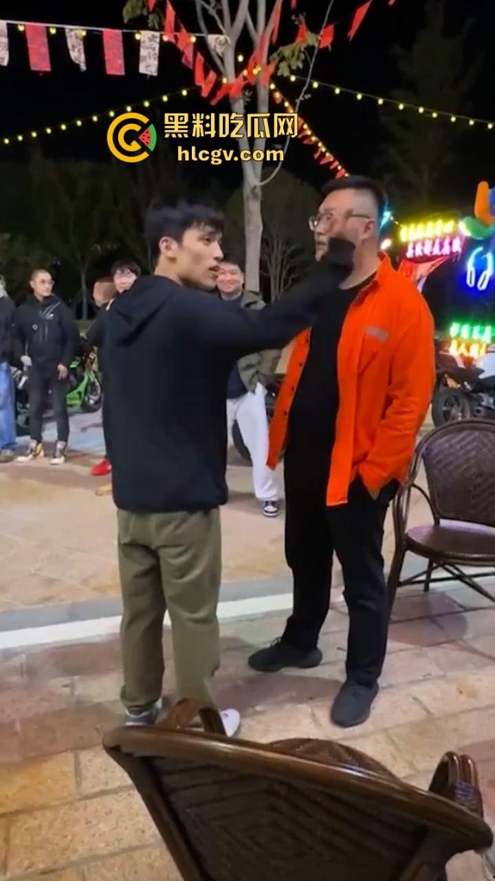 南通小伙喜提新车小米SU7约人飙车被群嘲 情绪失控冲撞机车 还砍死一个路人-20