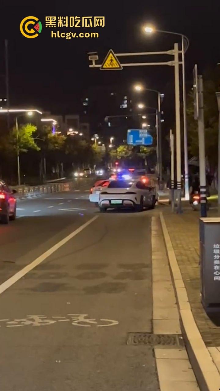 南通小伙喜提新车小米SU7约人飙车被群嘲 情绪失控冲撞机车 还砍死一个路人-23