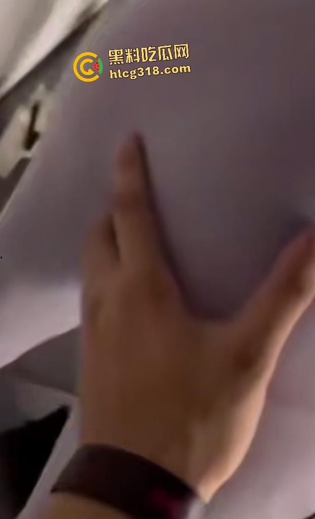 健身教练指导女会员深蹲竟上手摸臀扣逼！会员默不作声继续训练，看来晚上避免不了有一场大战发生！-7