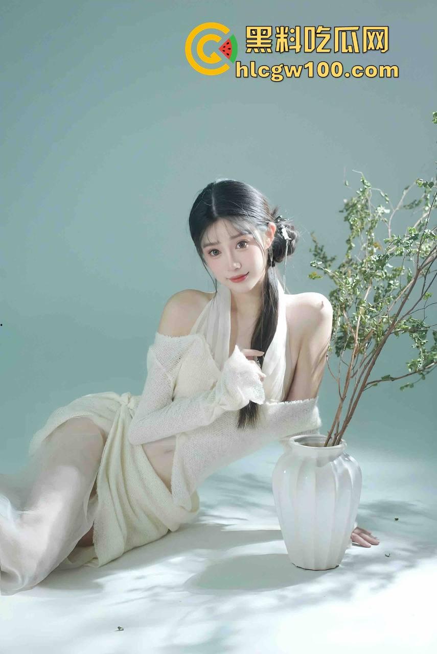 杭州骚鸡【梁婉清】团建骚操作曝光！厕所里给同事老哥舔得嗷嗷叫，口活好到差点直接喷出来，这货简直母狗级别！-1