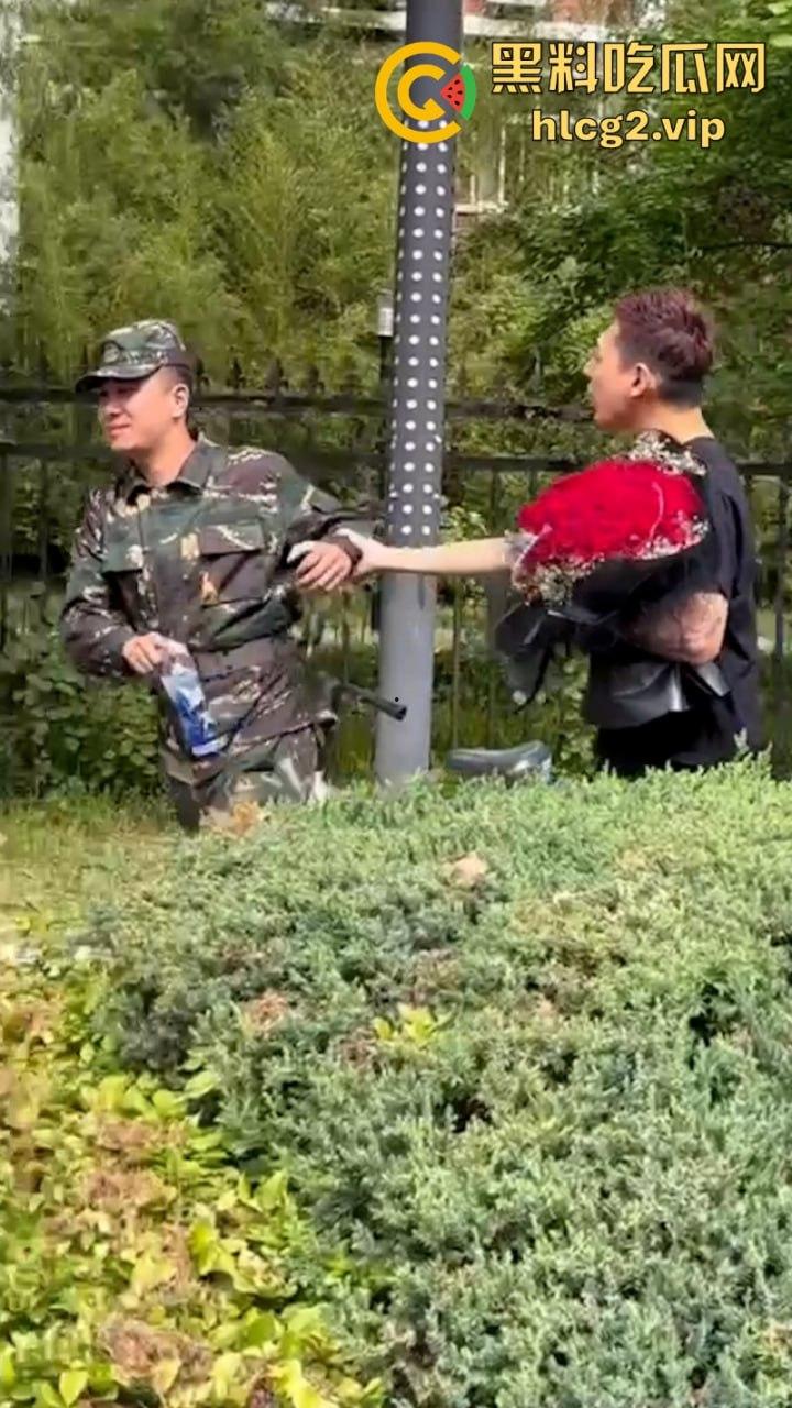 从震惊到无语：男生手捧玫瑰表白男教官 当街牵手惹众人激动跳脚！-4