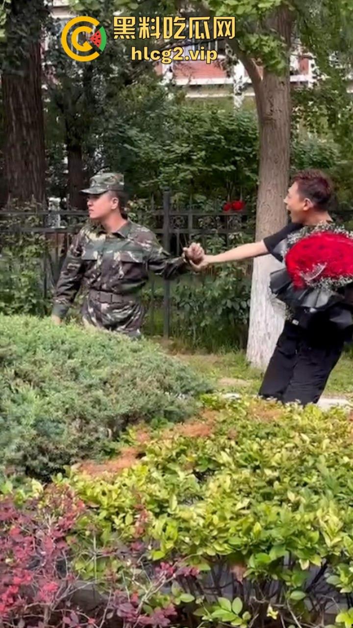 从震惊到无语：男生手捧玫瑰表白男教官 当街牵手惹众人激动跳脚！-5