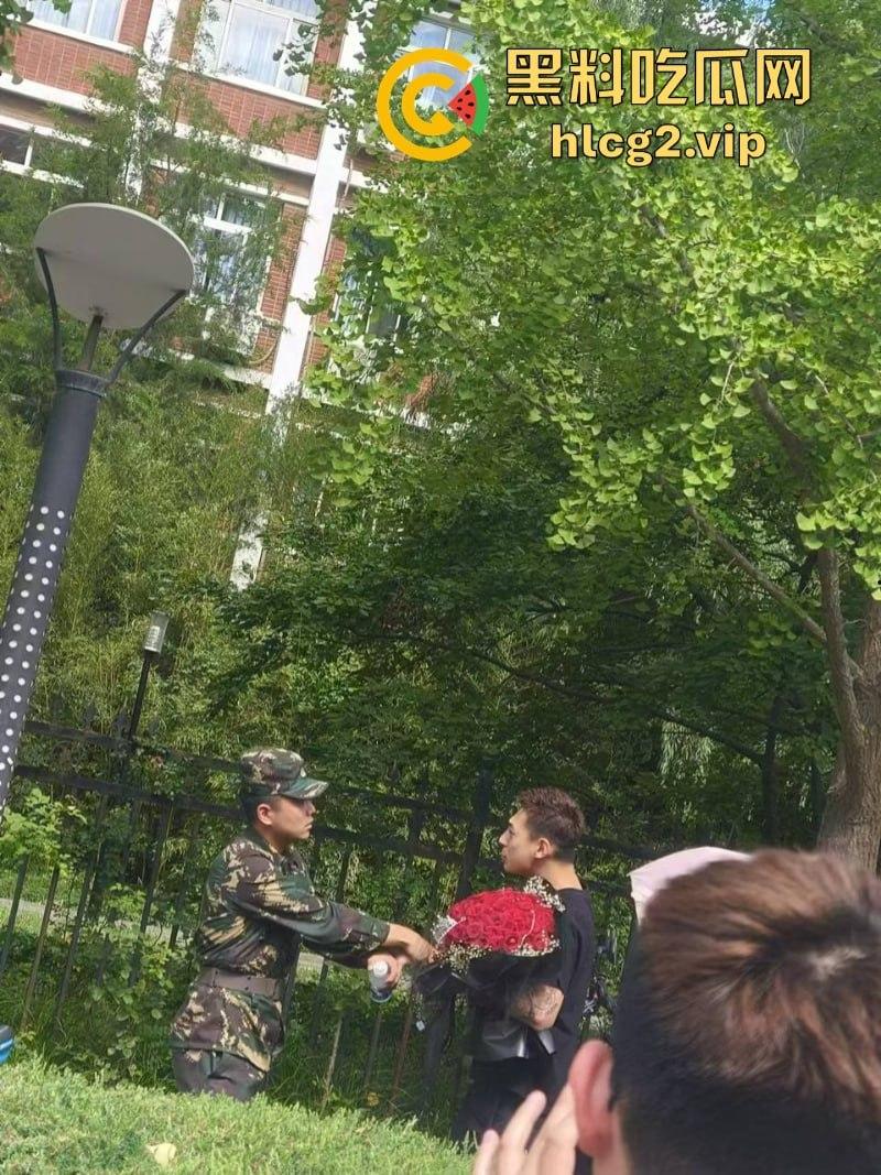 从震惊到无语：男生手捧玫瑰表白男教官 当街牵手惹众人激动跳脚！-7