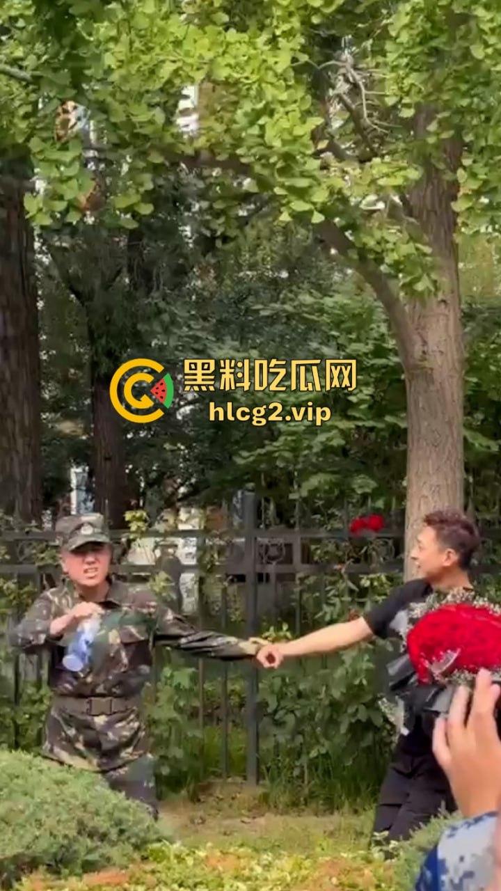从震惊到无语：男生手捧玫瑰表白男教官 当街牵手惹众人激动跳脚！-9