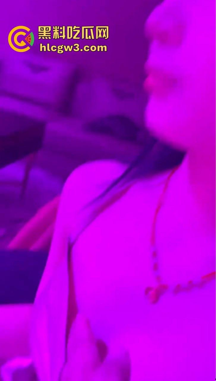 KTV狼友点妹子玩花了，摸到奶子头直接缩进去，全身上下到处RUA没放过 ，这钱摸得绝对回本！-7