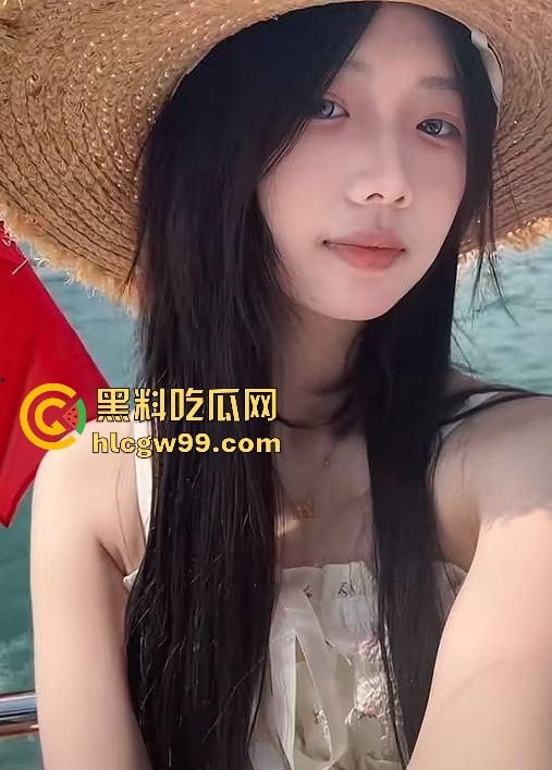 抖音清纯网红 【小妍my】榜一大哥私拍视频流出 隔着袜子舔自己的嫩足 表面乖巧小妹妹 私下这么淫荡！-6