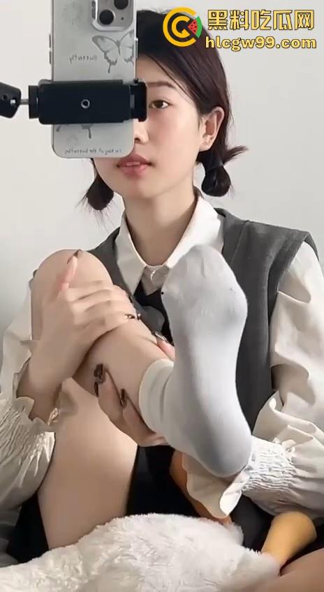 抖音清纯网红 【小妍my】榜一大哥私拍视频流出 隔着袜子舔自己的嫩足 表面乖巧小妹妹 私下这么淫荡！-12