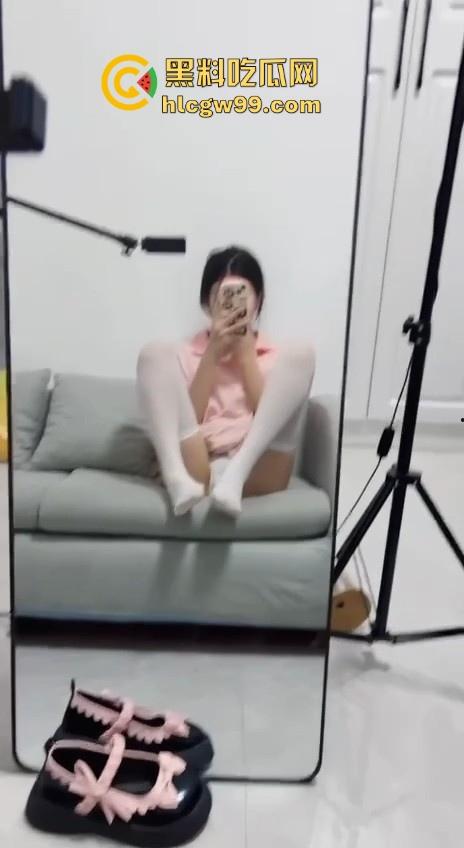 抖音清纯网红 【小妍my】榜一大哥私拍视频流出 隔着袜子舔自己的嫩足 表面乖巧小妹妹 私下这么淫荡！-14