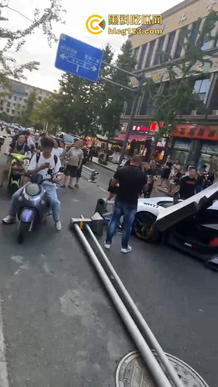 成都百万级神车被干废 租车装杯 妹子还没接到 先负债百万 现场视频看得肝疼-1