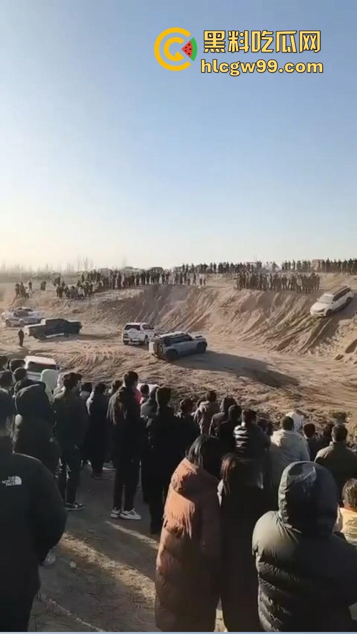 邯郸魏县飙车现场突袭，越野场地赛突遇警察突袭，猛禽油门踩到底，吓得差点侧翻！-1