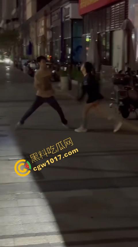 精神小伙街头怒打精神小妹被反杀,刀妹一刀穿心,鲜血喷溅三尺,现实惨剧震撼人心!-7