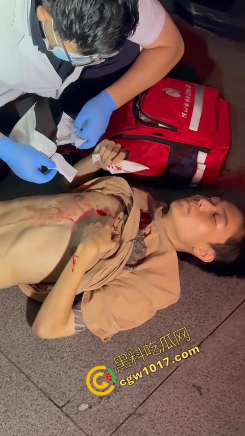 精神小伙街头怒打精神小妹被反杀,刀妹一刀穿心,鲜血喷溅三尺,现实惨剧震撼人心!-9