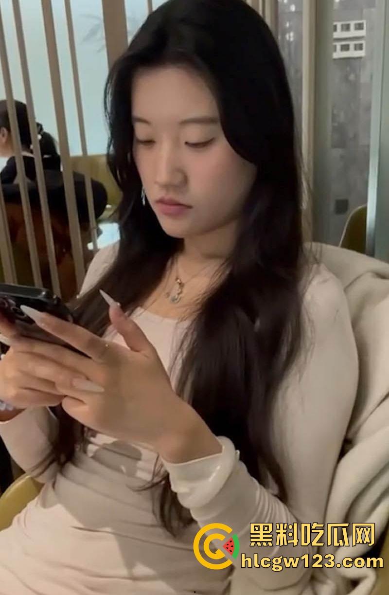 成都骚逼【魏欣欣】性爱视频曝光 骑乘舔手指骚态尽显 后入爆操肥臀 呻吟声直冲云霄！-2