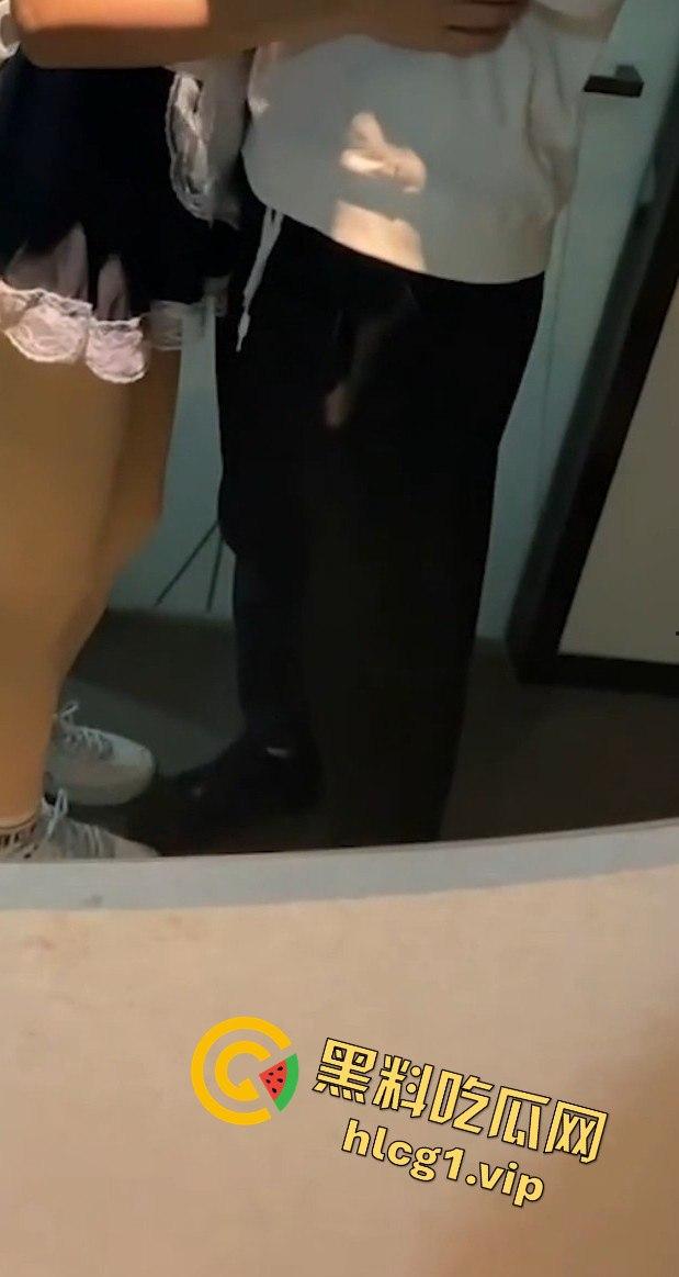 武汉生物工程学院 【张伊美】跟男友出去西安旅游的私密视频常遭曝光！-8