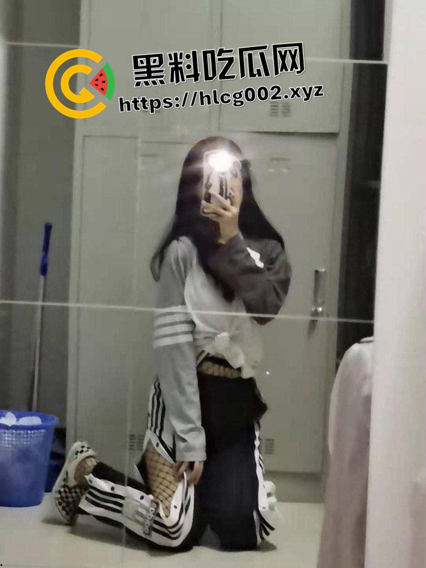 四川大学汉语言专业女大学生的私密时刻 没有反差 24小时的骚 爆操视频被男友流出-10