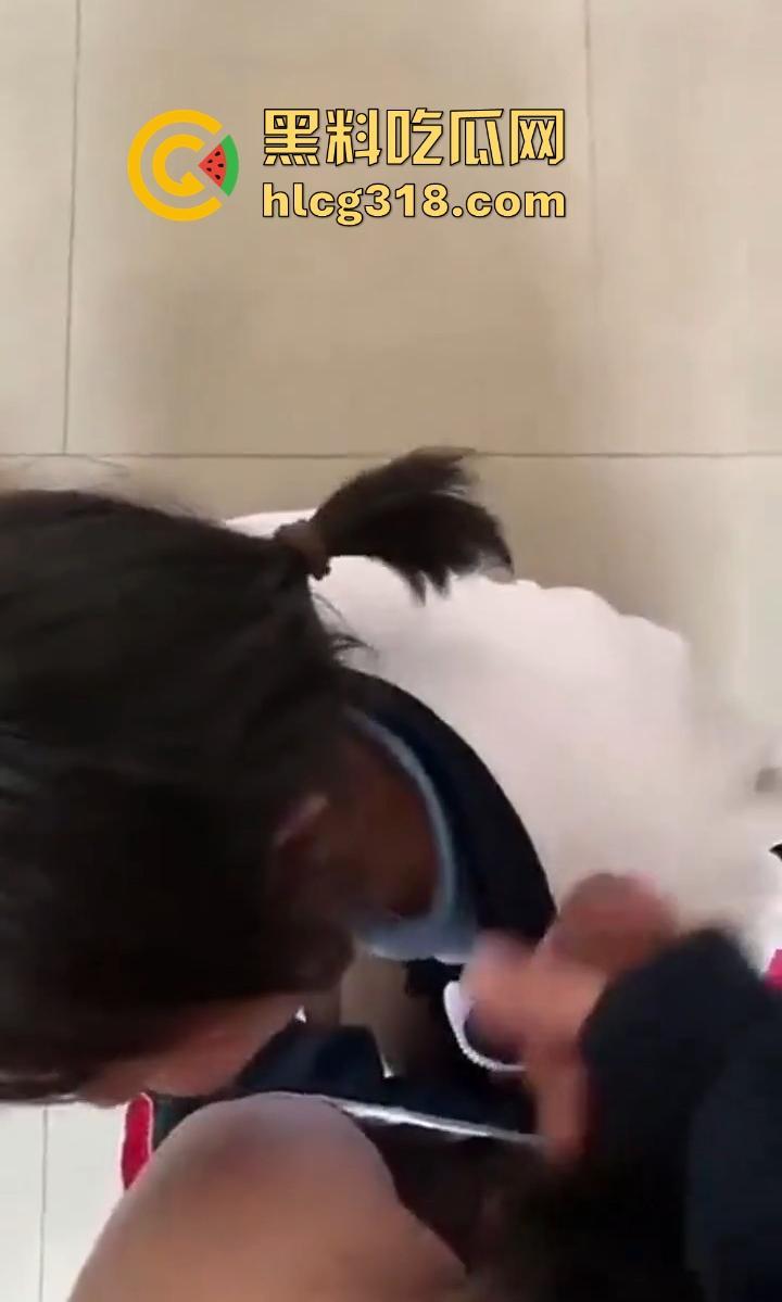 清纯反差高中学妹【李诗雨】跪地深喉肉棒眼神魅惑勾魂，微胖巨乳，极其淫乱母狗气质十足！-4