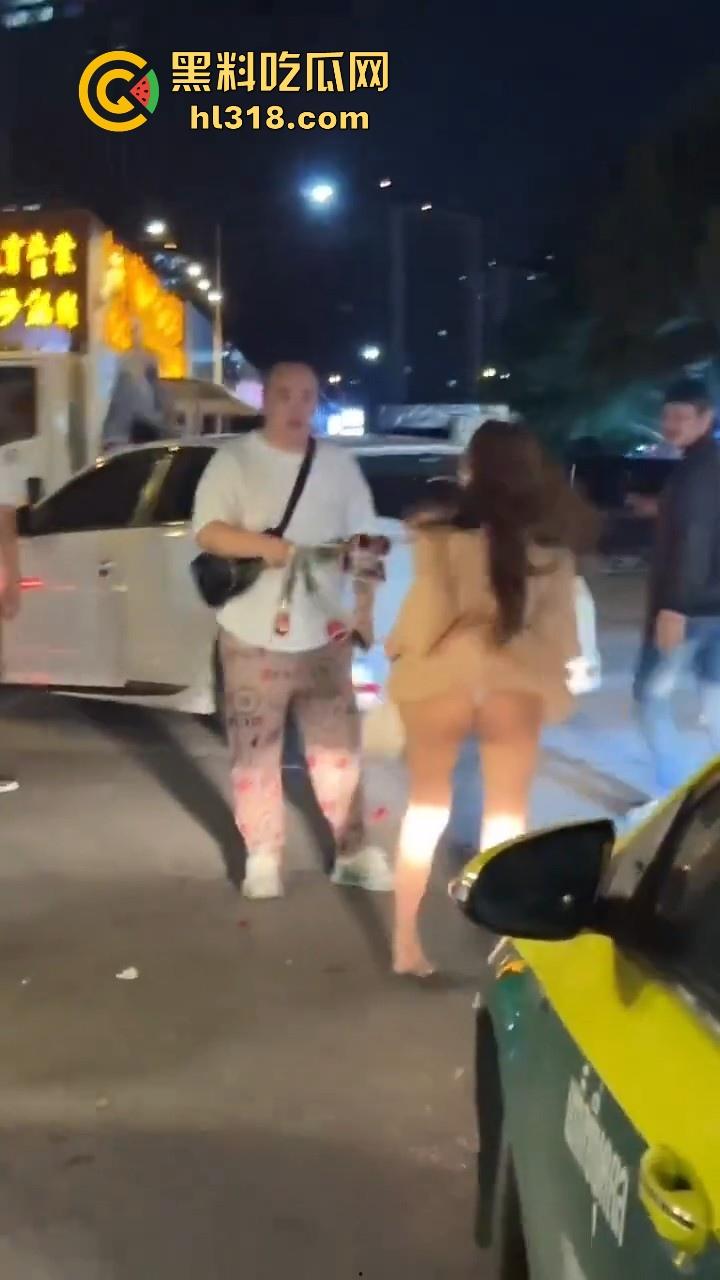 泰国妙龄小仙女发现自己的窝瓜王和女人搭话，吃醋直接暴走，深夜的街头相互殴打，集美的白色丁字裤都出来了！-2