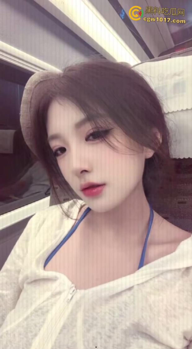 反差婊背着男朋友约炮，一边在soul给陌生人撩骚，一边跪在地上口交舔屁眼，淫荡对白超级刺激 ！-1