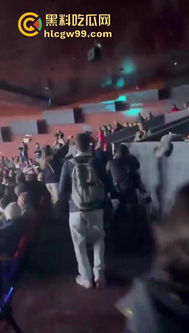 欧洲爱国者峰会再添骚乱！赤裸上身女权人士冲进了会场抗议，抗议内容写在奶子上，这点好评。-7