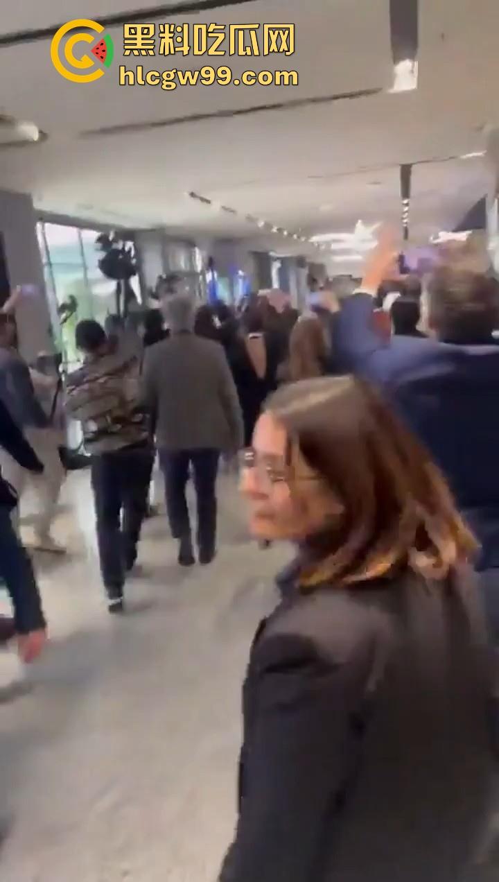 欧洲爱国者峰会再添骚乱！赤裸上身女权人士冲进了会场抗议，抗议内容写在奶子上，这点好评。-11