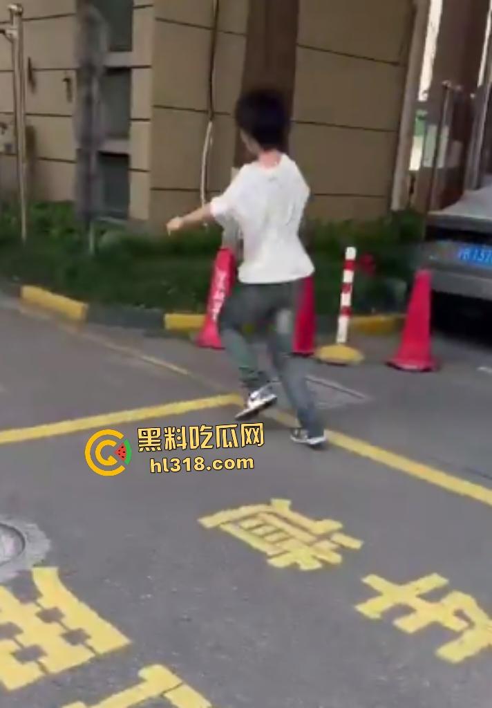 上海杨浦地下车库惊爆恶霸群殴未成年人，恶霸女友还竖大拇指点赞叫嚣-8