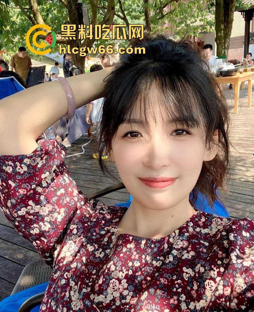 湖北街道办事处工作人员【荣琳琳】白天忙工作晚上忙生活 脱光了衣服在镜头前搔首弄姿-4