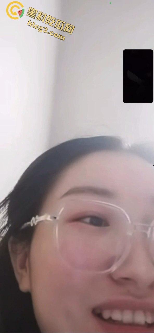 抖音巨星【媛媛】与榜一大哥一对一互动大秀！从抠逼到啤酒瓶塞B，诱惑爆棚-3