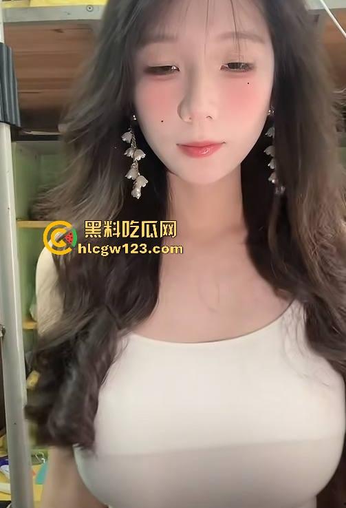 抖音巨乳反差网红【饭書書】网调自慰视频曝光  极品清纯大奶大秀身材 挑逗姿势性感撩人！-4