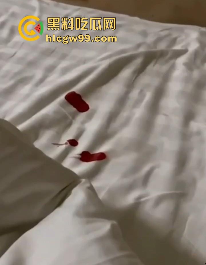 河北衡水【马娇娇】主动献出第一次给社会大哥享受，有个爱她的沸羊羊则是在浴室门外偷看嫉妒！-1