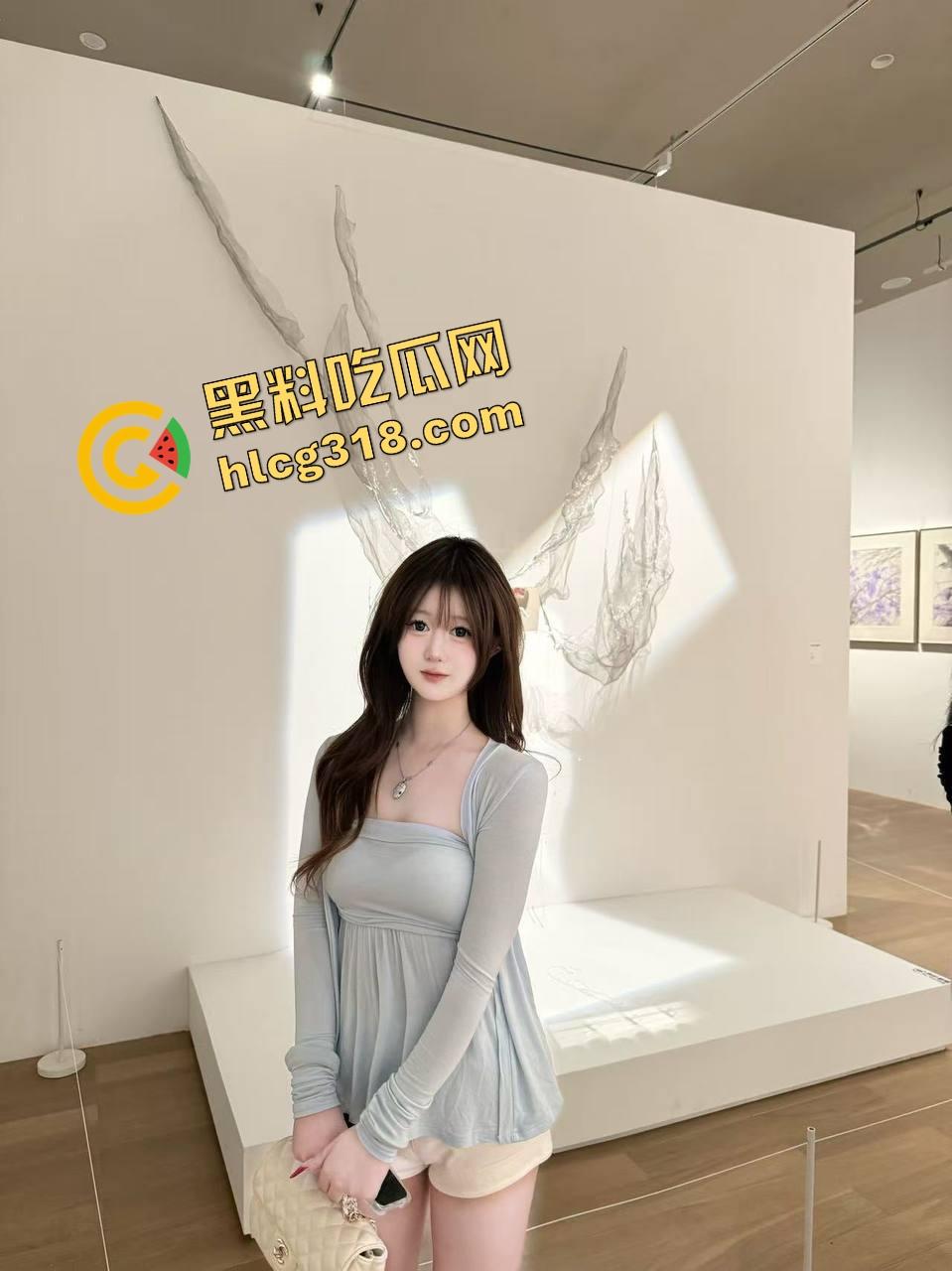 四个骚货互舔互抠开淫趴，四人舌吻湿成一片，鲍鱼对鲍鱼口水拉丝舔到崩溃，黏液四溅我选开胶！-3